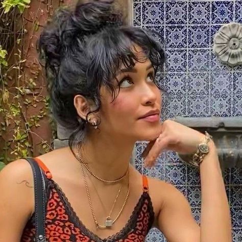 Thick Bangs Curly Hair, Cool Hair Women, Curly Bangs For Round Face, Bangs With Wavy Hair Naturally Curly, Whispy Curly Bangs, Wispy Wavy Bangs, Whimsical Haircut, Medium Length Curly Hairstyles With Bangs, Wavy Bangs Hairstyles