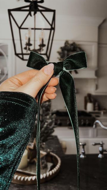 Tie Bows With Ribbon, Hair Ribbons Diy, Homemade Bows, Perfect Bow, Holiday Ribbon, Gift Wrapping Bows, Hair Ribbons, Velvet Hair, Vintage Ribbon