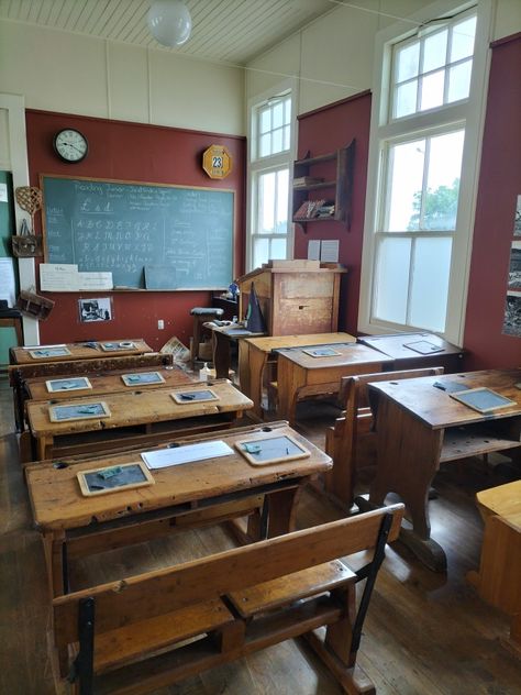 Vintage School Classroom, Old School House Aesthetic, Old Fashioned Classroom, Vintage School Aesthetic, Private School Classroom, Home School Aesthetic, Victorian Classroom, Old School Classroom, Mommy Core