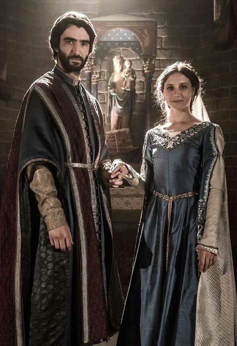 Historical Dresses Medieval, 18th Century Mens Fashion, Isabella Of Castile, Celtic Dress, Medieval Romance, Hollywood Costume, Century Dress, Royal Aesthetic, Medieval Costume