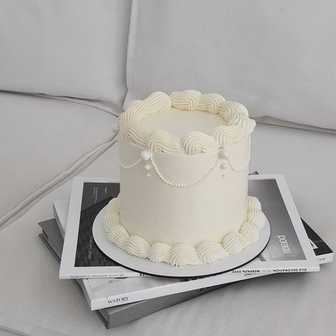 Bolo Vintage, White Birthday Cakes, Vintage Birthday Cakes, Cake Piping, White Cakes, Gender Reveal Cake, Engagement Cakes, Classic Cake, Wedding Cakes Vintage