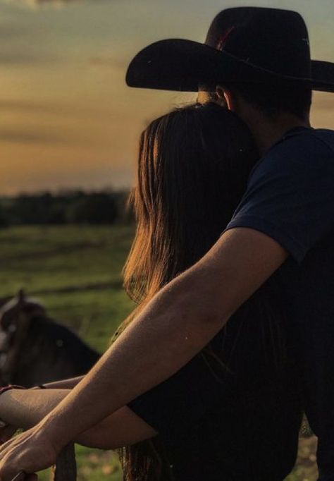 Cowboys And Horses, Couple Country Pictures, Casal Agro, Country Couple Photoshoot, Parejas Aesthetic, Casal Aesthetic, Country Couple Photos, Aesthetic Cowboy, Horse Couple