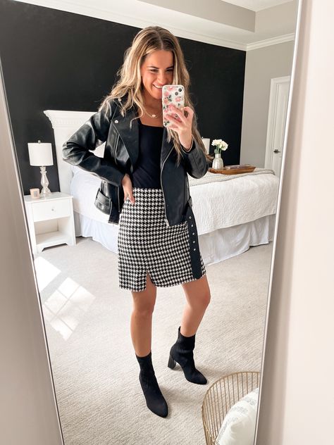 Fall Shoes Black, 2023 Leather Jacket, Houndstooth Skirt Outfit, Outfit Fall 2023, Black Booties Outfit, Booties Outfit Fall, Fall Date Night Outfit, Skirt Outfit Fall, Fall Date Night