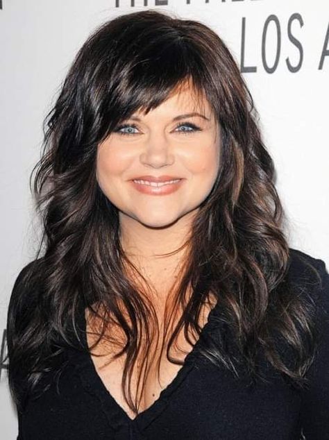 Double Hairstyles, Hide Double Chin, Round Face Hairstyles Long, Haircut Length, Double Chin Hairstyles, Fat Face Haircuts, Plus Size Hairstyles, Hairstyles For Fat Faces, Tiffani Amber Thiessen