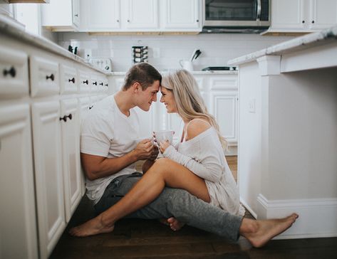 Cozy Home Maternity Photos - Inspired By This Home Maternity Photos, Kitchen Photoshoot, Apartment Bathroom Decor, Home Maternity Photography, Photography House, Maternity Photo Outfits, Couple Pregnancy Photoshoot, Home Photo Shoots, Season Of Life