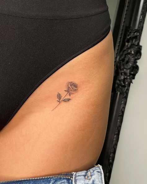 🌹 #rose #rosetattoo #smalltattoos #smalltattoo #smallrose #simpletattoo #simplerosetattoo #lineart #linetattoo #lineworktattoo… | Instagram Rose Hip Tattoo, Tattoo Ideas Rose, Rose Rib Tattoos, Tattoo On Hip Bone, Rose Tattoo On Hip, Small Thigh Tattoos, Flower Hip Tattoos, Hip Tattoo Designs, Basic Tattoos