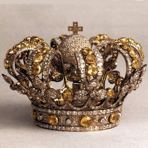 The Coronet of Isabel II of Spain Queen Isabella, Royal Crown Jewels, Bijoux Art Nouveau, Royal Crowns, Royal Tiaras, Family Jewels, Royal Jewels, Royal Jewelry, Crown Jewels