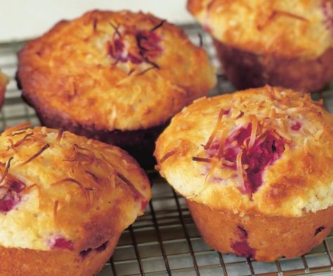 Coconut Muffin Recipes, Cake Mix Muffins, Bread Pudding With Apples, Oven Tray, Coconut Muffins, Muesli Bars, Raspberry Muffins, Raspberry Coconut, Frozen Berries