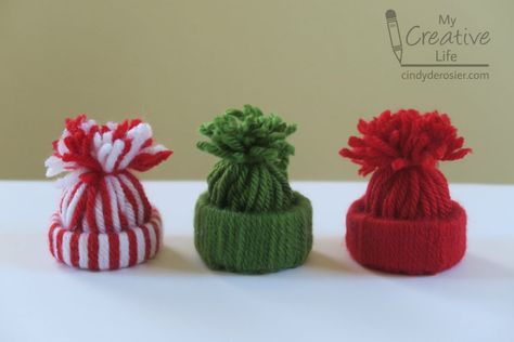 Cute ornaments made from just yarn and a cardboard tube! Hat Ornaments, Mini Christmas Ornaments, Yarn Hats, Handmade Christmas Crafts, Quilted Christmas Ornaments, Diy Ornaments, Christmas Ornaments Homemade, Ornament Ideas, Fabric Christmas Ornaments