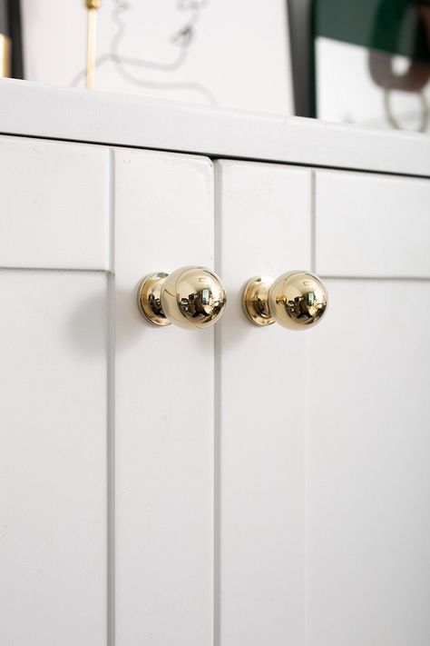 These gorgeous polished brass cabinet knobs will add a sense of refined luxury to your interior! They come with either a base for a more traditional interior style or no base for a contemporary look.  You can choose from either polished chrome or polished brass meaning that they will fit into a number of different interior styles.  ⤅ No Base: 25mm W x 24mm (single hole) ⤅ With Base: 26mm W x 38mm H (single hole) You can choose from 2 colors: ⤅ Polished chrome ⤅ Polished brass Delivery FREE deliv Chrome Kitchen Hardware, Brass Kitchen Hardware, Chrome Cabinet Pulls, Brass Cabinet Knobs, Chrome Cabinet, Polished Nickel Hardware, Cabinet Latch, Brass Cabinet Hardware, Chrome Kitchen