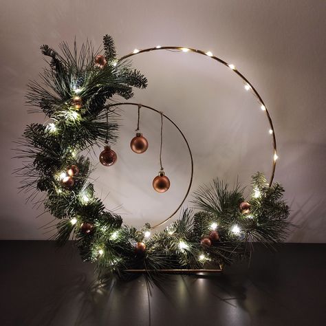 christmas wreath with sparkly lights and ornaments Xmas Ring Decorations, Christmas Ring Decoration, Christmas Table Decorations Diy, Christmas Fair Ideas, Christmas Decorations Centerpiece, Pretty Christmas Decorations, Christmas Photo Booth, Handmade Christmas Crafts, Christmas Themes Decorations