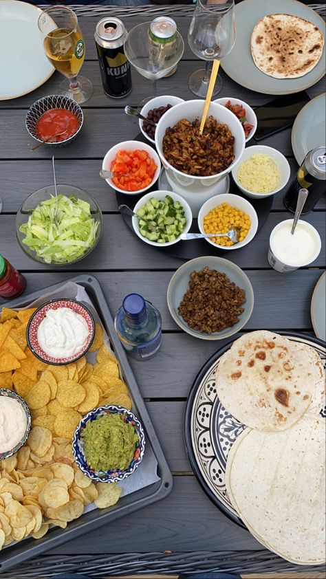 #tacos #tacosparty #tacofriday #party #fromvintagetomodern White People Taco Night, Mexican Night, Cocktail Night, Taco Night, College Friends, Pretty Food, Dinner Ideas, Drawing Ideas, Dinner Party