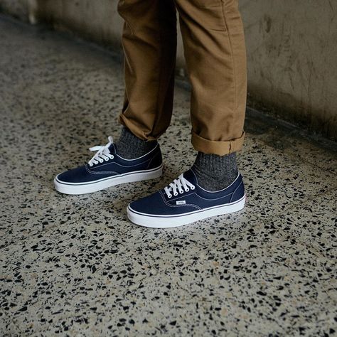 Strata • Store on Instagram: “Clasicazas! >> Vans Era Navy” Vans Authentic Navy, Navy Pants Outfit, Navy Blue Vans, Vans Era, Navy Outfit, Vans Authentic, Navy Pants, Vans Authentic Sneaker, Vans Shoes