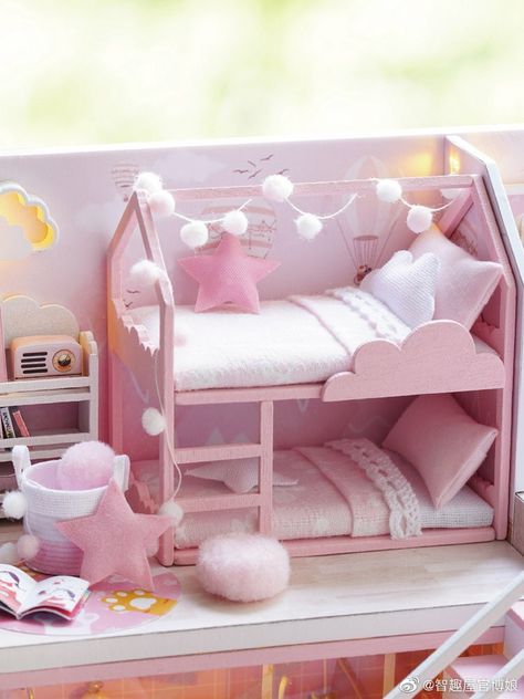 Diy Sylvanian Furniture, Clay Dollhouse Furniture, Dollhouse Diy Ideas Projects, Barbie Bed Diy, Diy Barbie Furniture How To Make, Doll Bedroom Ideas, Kawaii Dollhouse, Doll House Bed, Playmobil Diy