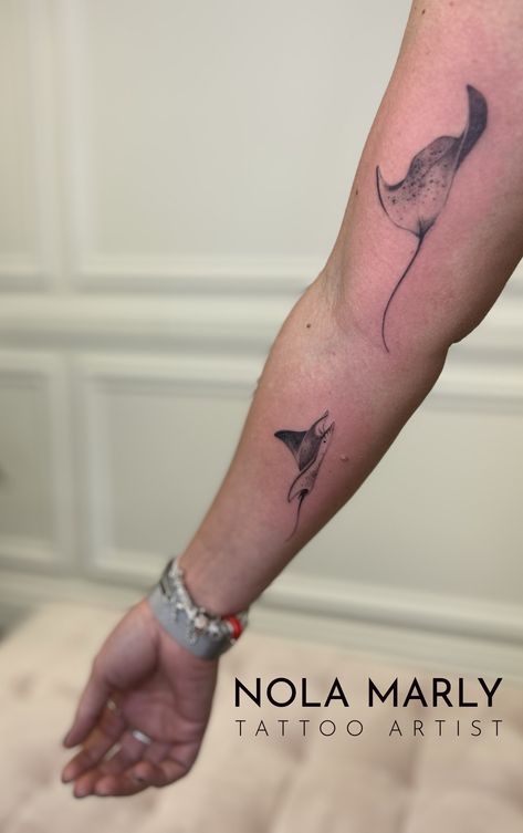 Rays Tattoo, Tattoo Para, Manta Ray Tattoo, Hai Tattoo, Swimming Tattoo, Ray Tattoo, Wrap Tattoo, Manta Rays, Rear Delt