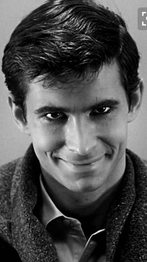 Anthony Perkins as Norman Bates in iconic closing scene of Alfred Hitchcock's Psycho (1960). Alfred Hitchcock Movies, A Clockwork Orange, Norman Bates, Janet Leigh, Fritz Lang, Anthony Perkins, Bates Motel, Septième Art, Film Horror