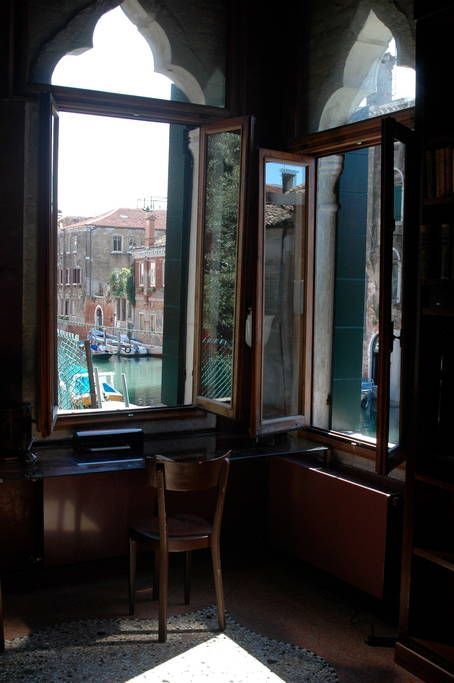 Venice Apartment Interiors, Venice Italy Apartment, Venice Bedroom, Venetian Interior, Venice Interior, Venice Apartment, Arab Architecture, Venice House, Italy Apartment