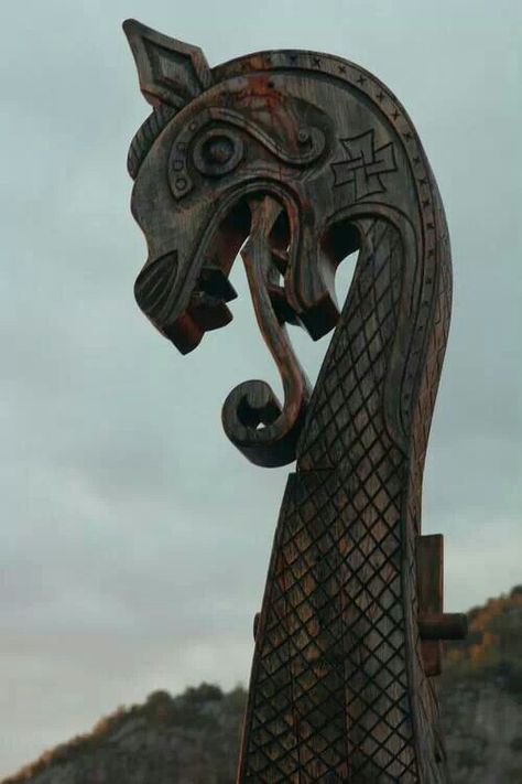 Viking ship Dragon head Barco Viking, Viking Longboat, Ship Figurehead, Viking Aesthetic, Arte Viking, Viking Longship, Art Viking, Viking Dragon, Viking Life