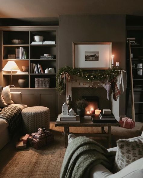 Build Ins, Snug Room, Living Room Pieces, Cosy Lounge, Cottage Interior, Cosy Living Room, Book Nook, Cozy Nook, Living Room Colors