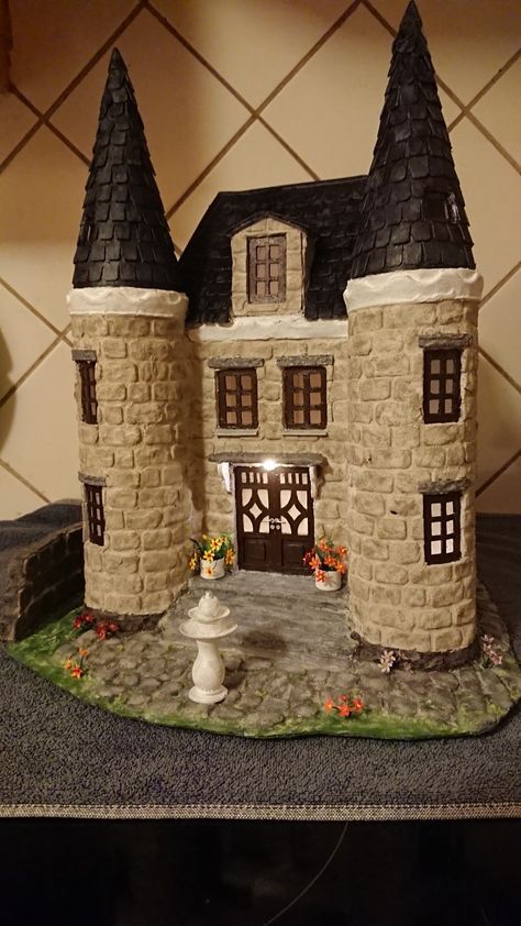 Miniature Castle Dollhouse, Miniature Castle Diy, Miniature Houses Diy Cardboard, Clay Castle, Castle Miniature, Fairy Garden Castle, Nativity House, Miniature Castle, Tiny Castle