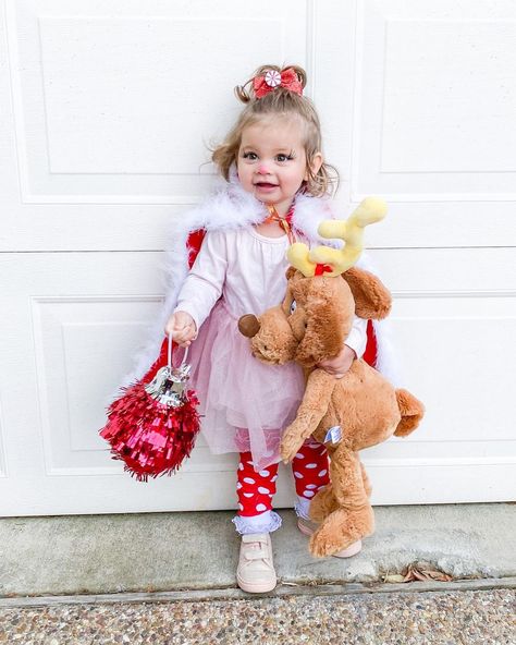 Sierra Miller’s Instagram post: “Cindy Lou Who! Is that you?! ❤️🎄💚 We are embracing Violet’s doppelgänger this Halloween since she gets compared to a Whoville character…” Cindy Lu Who Costume, Cindy Lou Hair, Cindy Lou Hoo, Christmas Character Costumes, Whoville Costumes, Cindy Lou Who Hair, Cindy Lou Who Costume, Toddler Photoshoot, Baby Costumes Girl