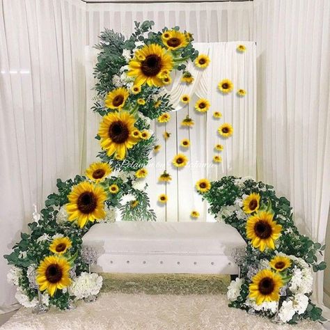 Sunflower Wedding Backdrop Ideas, Sunflower Backdrop Ideas, Glass Decor Ideas, Sweet 15 Party Ideas Quinceanera, Sweet 15 Party Ideas, Sunflower Wedding Decorations, Themed Wedding Decorations, Flower Backdrop Wedding, Ganpati Decoration At Home