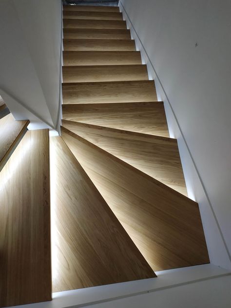 Office Ceiling Design, Staircase Lighting Ideas, Escalier Design, Staircase Lighting, Path Lights, Salon Design, Stone Houses, Staircase Design, Lighting Inspiration