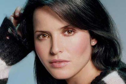 The top ten most beautiful Irish people (PHOTOS) - IrishCentral.com Black Irish Women, Dolores O'riordan, Irish Beauty, Irish Women, Black Irish, Long Dark Hair, Real Beauty, Women In History, Beautiful Eyes