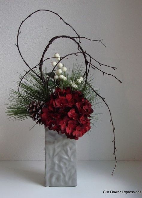 Christmas arrangement Christmas Floral Designs, Winter Floral Arrangements, Red Hydrangea, White Berries, Flowers And Greenery, Christmas Flower Arrangements, Ikebana Flower Arrangement, Holiday Arrangement, Christmas Floral Arrangements