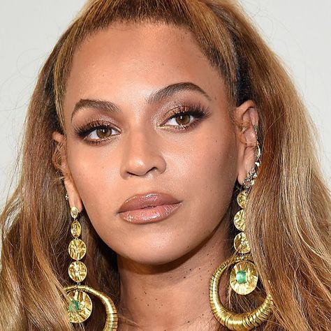 I Asked Beyoncé's Makeup Artist to Give Me Her 'Teflon Face' | Glamour Hair Color Caramel, Costume Noir, Caramel Hair, Dark Blonde Hair, Wedding Makeup Artist, Beauty Products Drugstore, Celebrity Moms, Beyonce Knowles, Janet Jackson