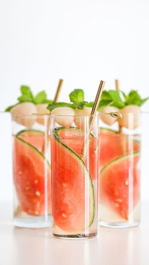 Watermelon Garnish Cocktail, Cool Drink Glasses, Drink Content Ideas, Watermelon Garnish, Drink Garnish Ideas, Summer Drink Ideas, Lychee Cocktail, Sliced Watermelon, Cocktails Summer