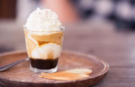 Espresso con panna Espresso Con Panna, Different Coffee Drinks, Types Of Coffee Drinks, Starbucks Drink Menu, Whipped Cream Desserts, Different Coffee, Caffe Mocha, Shot Of Espresso, Best Cocktail Bars