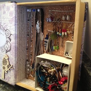 DIY Book Jewelry Box Diy Jewelry Box, Jewelry Box Plans, Reuse Recycle Repurpose, Diy Jewelry Display, Jewelry Box Diy, Magazine Crafts, Diy Dollar Store Crafts, Book Jewelry, How To Make Box