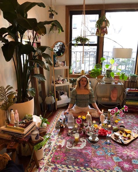 Caroline Calloway on Instagram: “I just watched Taylor Swift’s Instagram live. I cannot WAIT to read pages of her journals. A little known Tableaux fact is that behind me…” Caroline Calloway, Spiritual Room, Witch Room, Crystal Room, Hippie Room Decor, Hippy Room, Indie Room, Aesthetic Rooms, Dreamy Room