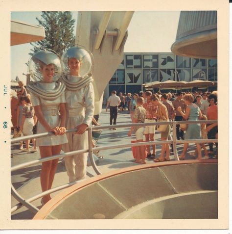 Disneyland Tomorrowland, 60s Photos, Disneyland Photos, Disneyland Pictures, Vintage Disneyland, Retro Futuristic, Happiest Place On Earth, World's Fair, To Infinity And Beyond