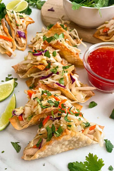 Wonton Tacos Recipe, Chicken Wonton Tacos, Chicken Asian, Wonton Tacos, Asian Coleslaw, Chicken Wontons, Crispy Wonton, Wonton Recipes, Sweet Chili Sauce