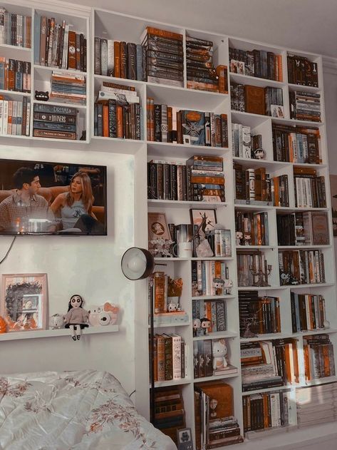 Large Library Room, Bookshelf Wall Bedroom, Apartment Kitchen Design, Design Home Ideas, Bookshelf Aesthetic, Home Library Rooms, Bookshelf Inspiration, Bookshelves In Bedroom, Garden Home Decor