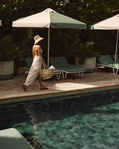 Miami Pool Aesthetic, Photoshoot By The Pool, Hotel Model Photoshoot, Slim Aarons Aesthetic, Hotel Pool Photography, Beach Club Photoshoot, Luxury Beach Aesthetic, Hotel Pool Photoshoot, Resort Photo Ideas