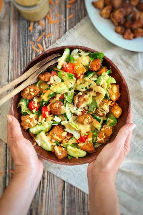 This hearty country salad combines crunchy veggies, sweet tomatoes, earthy almonds, tangy honey mustard dressing, and Chick-fil-A Style Tofu Nuggets for a satisfying yet healthy meal. Perfect for a make-ahead lunch or an entree salad. So tasty, you won't believe everything is 100% vegan and oil-free! #vegansaladrecipes #vegansalad #veganrecipes #vegansaladdressing #oilfreesaladdressing #tofunuggets #vegansaladideas #summersalad #easyvegansalad #vegansaladwithprotein #plantbasedrecipes #healthy Vegan High Protein Recipes, Vegan Honey Mustard Dressing, Country Salad, Vegan Honey Mustard, Zucchini Dinner Recipes, Vegan High Protein, Easy Lunches For Work, Vegan Honey, Tofu Nuggets