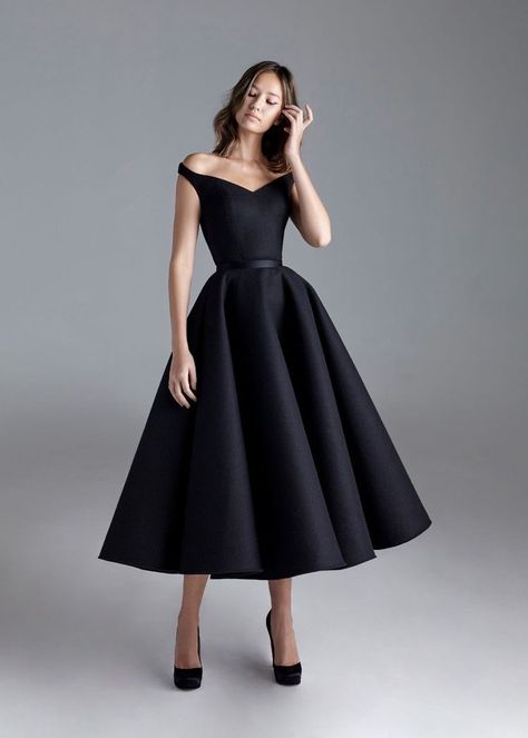 Black Flare Dress, Roll Dress, Flare Gown, Classy Dress Outfits, Mid Length Dresses, Classy Dress, Fancy Dresses, Ball Dresses, Elegant Dress