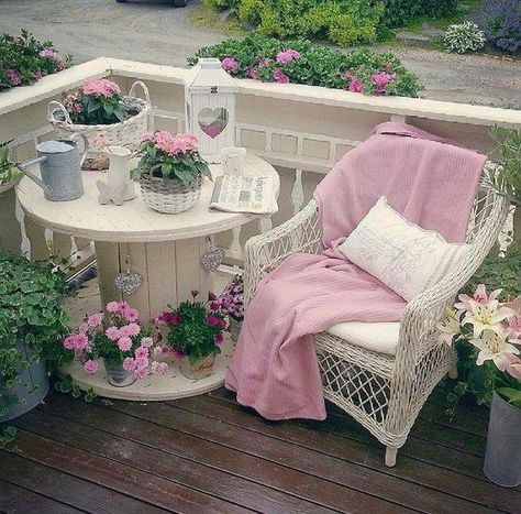 Jardin Style Shabby Chic, Dorms Decor, Shabby Chic Colors, Spool Tables, Styl Shabby Chic, Balkon Decor, Shabby Chic Decorating, Shabby Chic Garden, Decoration Shabby