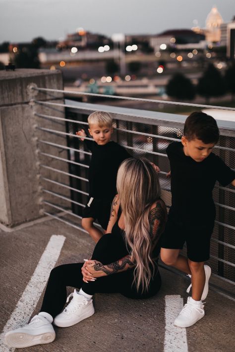 Streetwear Family Photos, Nike Family Photoshoot, Sporty Family Photoshoot, Skater Family Photos, Grunge Family Photoshoot, Skateboarding Photoshoot, Edgy Family Photoshoot, Urban Family Pictures, Urban Family Photos