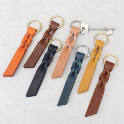 Leather Keychain Diy, Embroidery Bracelet, Diy Leather Working, Bike Chain Bracelet, Tassel Keyring, Leather Key Holder, Embroidery Bracelets, Leather Workshop, Tan Cowhide