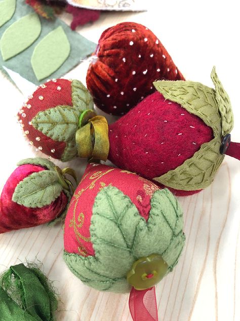 Mini Pin Cushions, Strawberry Fabric Crafts, Fabric Strawberries Pattern, Strawberry Sewing Pattern, Sew Strawberry, New Craft Ideas For 2024, Strawberry Craft, Strawberry Pin Cushion, Strawberry Quilt