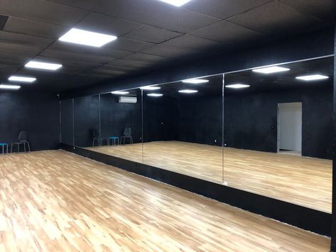 Dance Studio Room Ideas, Dance Practice Room Design, Dancing Room Design, Dance Studio Mirrors, Dancer Room Ideas, Jyp Dance Practice Room, Jyp Entertainment Dance Studio, Dance Practice Studio, Studio Dance Room Kpop