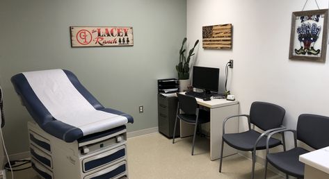 Exam Room Decor, Clinic Exam Room, Clinic Room, Examination Room, Counselor Gifts, Fun Conversation Starters, Doctor Office, Room With Plants, Room Setup