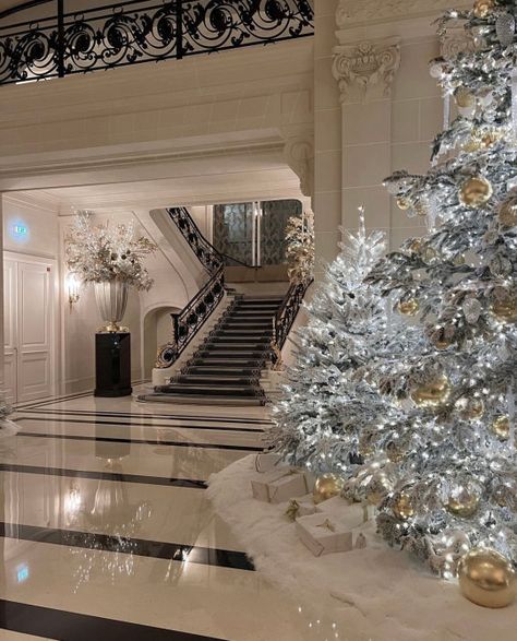 Luxury Christmas Decor, Luxury Christmas Tree, Filthy Animal, Christmas Feeling, Mansion Interior, Christmas Wonderland, Big Wedding, Christmas Mood, Dream House Decor