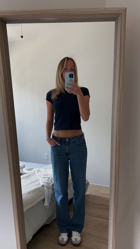 Low Waist Blue Jeans Outfit, Mid Rise Straight Jeans Outfit, Low Rise Jeans Outfit Inspiration, Slim Leg Jeans Outfit, Dark Blue Levis Jeans Outfit, How To Wear Low Rise Jeans, Los Waisted Jeans, Straight Low Rise Jeans, Low Rise Levis Jeans Outfit