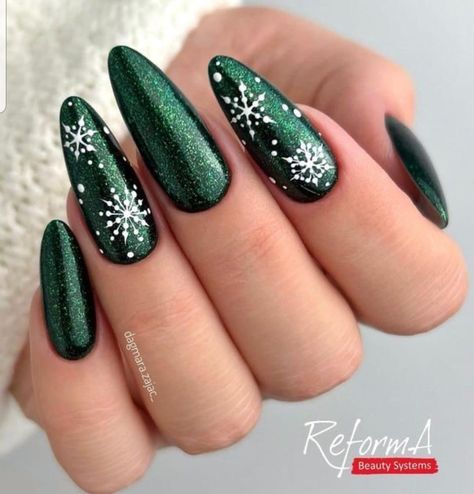 Nail Art Noel, December Nails, Christmas Nails Easy, Christmas Gel Nails, Green Nail, Snowflake Nails, Metallic Nails, Nail Swag, Xmas Nails