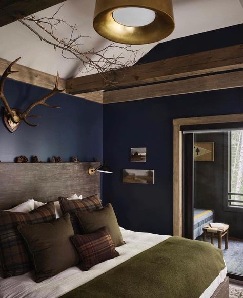 Todd Snyder on Instagram: “Hidden Pond is closed for the season, but don’t we all wish were there right now 🛏 Photo Credit: @douglasfriedman . #archdigest…” Midnight Blue Walls, Made Bed, Northern Maine, Cabin Living Room, Hale Navy, Cabin Bedroom, Ski Decor, Cabin Living, Casa Container